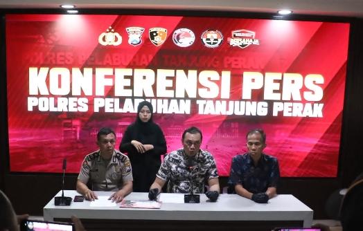 Satresnarkoba Polres Pelabuhan Tanjungperak mengungkap jaringan narkoba dengan barang bukti 292,93 gram sabu di Surabaya