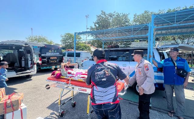 Petugas Sidokkes Polres Gresik mengevakuasi pasien asal Pulau Bawean menggunakan ambulans gratis menuju RSUD Ibnu Sina Gresik