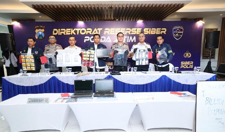 Polda Jatim mengungkap sindikat love scamming internasional yang melibatkan dua WNA dan satu WNI di Surabaya