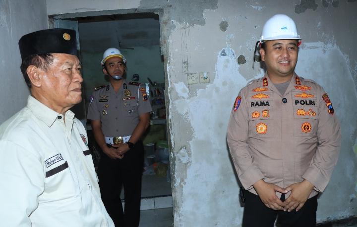 Kapolres Gresik meninjau program bedah rumah purnawirawan Polri di Driyorejo dalam rangka Hari Bhayangkara ke-80