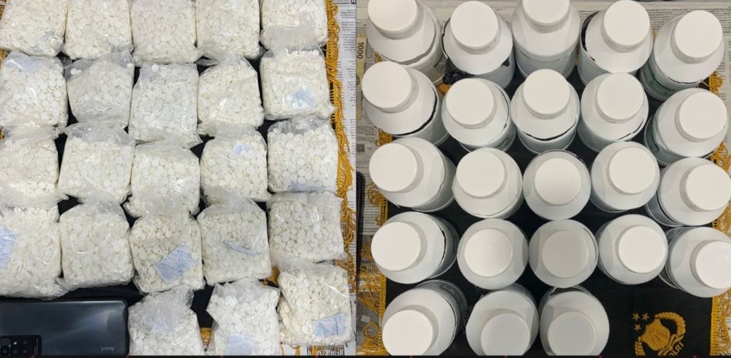 Satresnarkoba Polres Lumajang mengamankan dua tersangka pengedar obat keras berbahaya dan menyita puluhan ribu pil logo Y