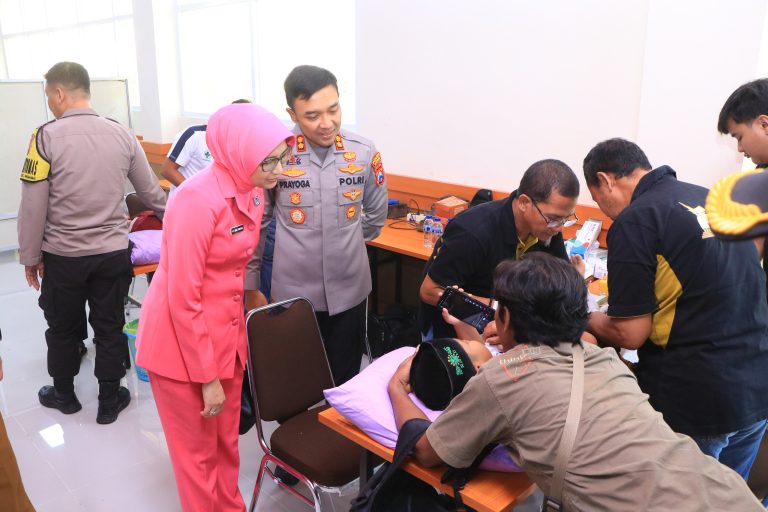 Kapolres Ngawi bersama Bhayangkari menghadiri kegiatan khitanan massal Hari Bhayangkara ke-80 di Polres Ngawi