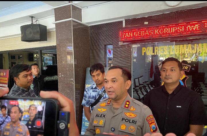 Polres Lumajang mengamankan dua tersangka perampokan toko kelontong di Kecamatan Senduro Kabupaten Lumajang