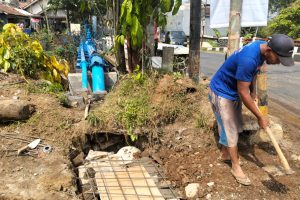Petugas Perumda TJM Kabupaten Sukabumi melakukan perbaikan jaringan pipa air bersih di kawasan Cibatu Cibadak