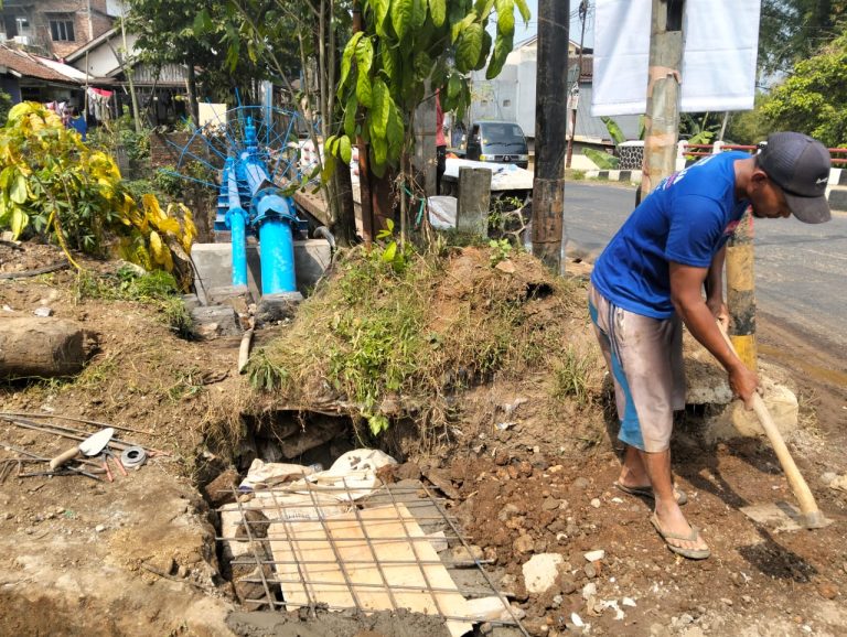 Petugas Perumda TJM Kabupaten Sukabumi melakukan perbaikan jaringan pipa air bersih di kawasan Cibatu Cibadak