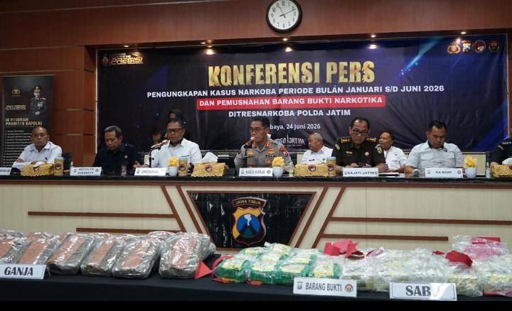 Konferensi pers Polda Jatim terkait pengungkapan 3.157 kasus narkoba Semester I Tahun 2026 di Surabaya.