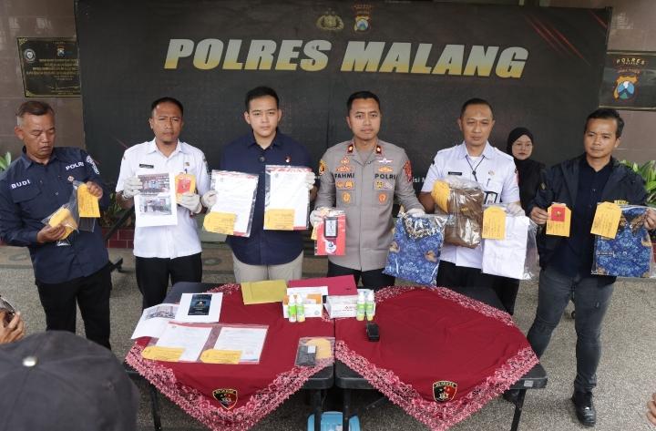 Satreskrim Polres Malang mengungkap kasus dugaan penipuan berkedok program UMKM yang mengatasnamakan Pemerintah Provinsi Jawa Timur.