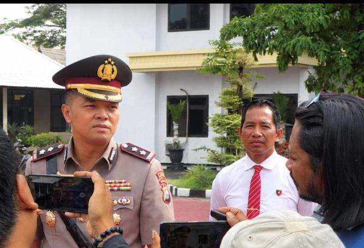 Satresnarkoba Polres Nganjuk mengamankan dua terduga pelaku jaringan narkoba lintas daerah beserta barang bukti sabu dan pil dobel L.