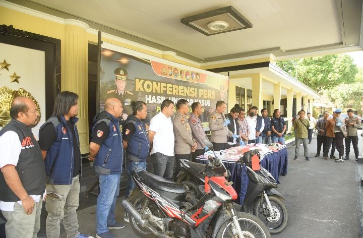 Kapolres Bondowoso bersama Satreskrim memaparkan hasil pengungkapan sejumlah kasus tindak pidana dalam konferensi pers di Mapolres Bondowoso.