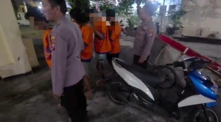 Polres Pelabuhan Tanjungperak mengamankan empat tersangka kasus pencurian belasan unit outdoor AC di Kenjeran Park Surabaya.