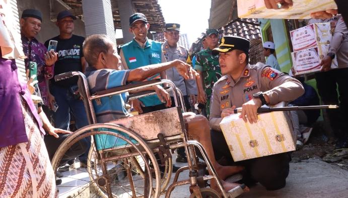 Kapolres Lamongan AKBP Arif Fazlurrahman memimpin peletakan batu pertama program bedah rumah bagi warga tidak layak huni di Desa Sidodowo dalam rangka Hari Bhayangkara ke-80.