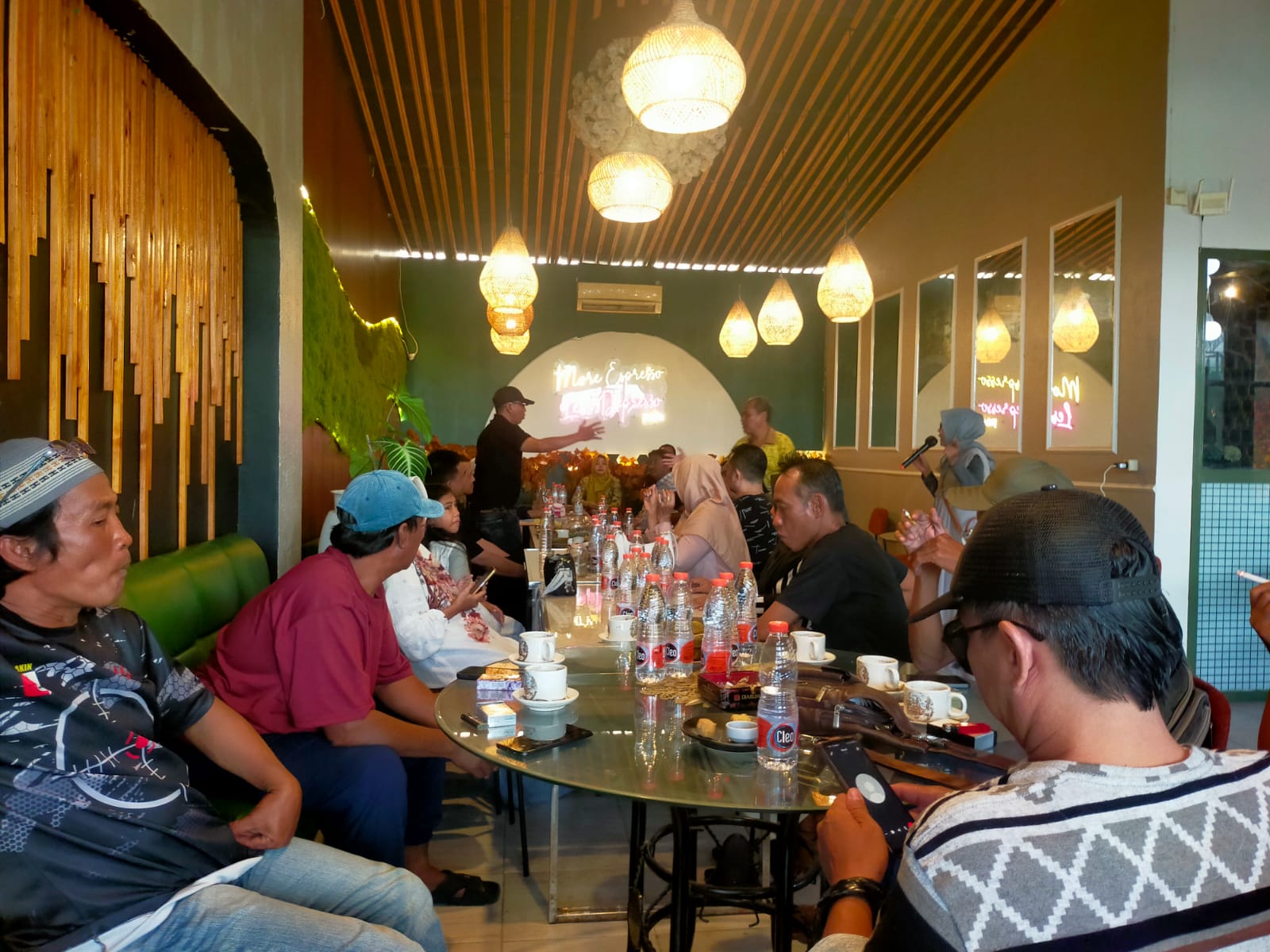Para alumni SMP Negeri 2 Sampang Angkatan 1993 berkumpul di Cafe Febria untuk menggelar reuni sekaligus memberikan santunan kepada anak yatim piatu.
