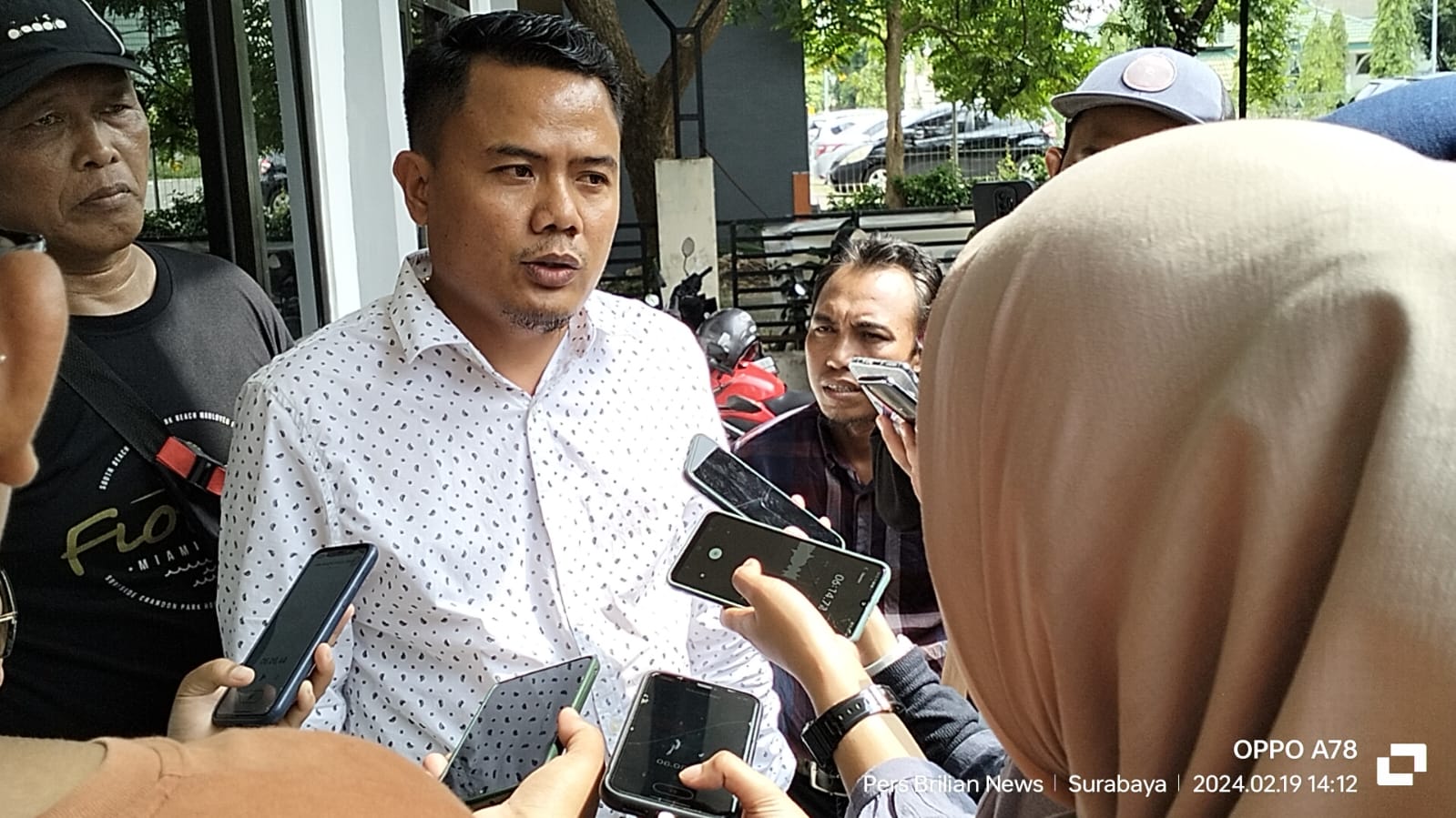 Ilustrasi Ketua Umum DPP Aliansi Madura Indonesia (AMI), Baihaki Akbar, saat menyampaikan sikap penolakan terhadap wacana pemekaran Dapil Surabaya.