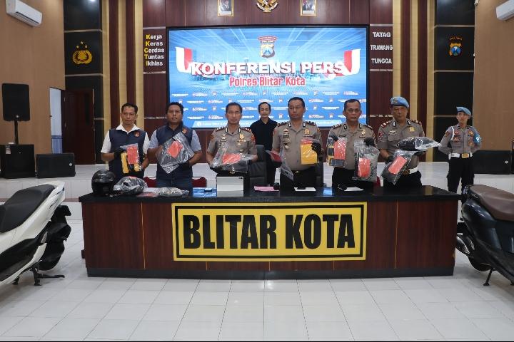 Ilustrasi barang bukti dan tersangka komplotan perampok minimarket yang berhasil diamankan oleh Satuan Reserse Kriminal Polres Blitar Kota.