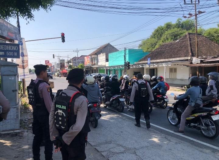 Ilustrasi suasana prosesi pengesahan warga baru PPSGR Indonesia di Padepokan Pusat Ngawi yang diamankan secara maksimal oleh Polres Ngawi.
