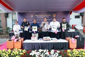 Barang bukti berupa gading gajah, benih bening lobster, dan kupu-kupu awetan yang berhasil digagalkan oleh Ditreskrimsus Polda Jatim di Bandara Juanda.