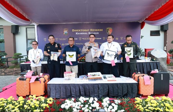 Barang bukti berupa gading gajah, benih bening lobster, dan kupu-kupu awetan yang berhasil digagalkan oleh Ditreskrimsus Polda Jatim di Bandara Juanda.