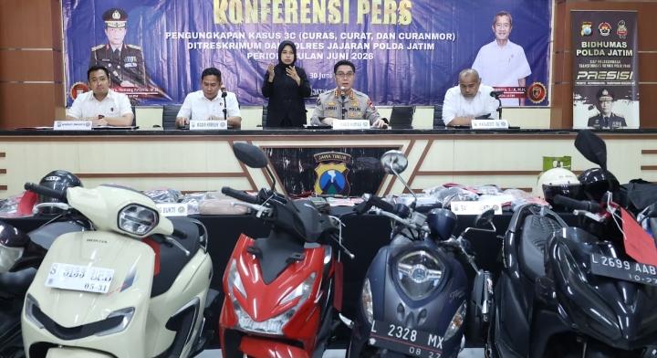 Barang bukti berupa sepeda motor, uang tunai, dan senjata tajam hasil pengungkapan kasus 3C oleh Ditreskrimum Polda Jawa Timur periode Juni 2026.