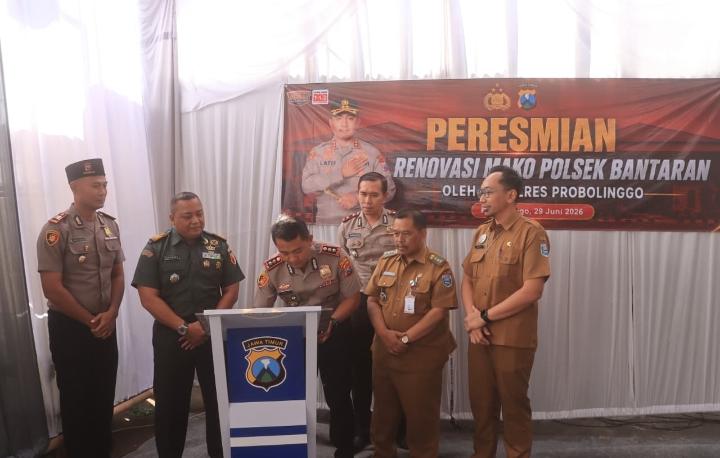 Kapolres Probolinggo meresmikan renovasi Polsek Bantaran dan Polsek Besuk.