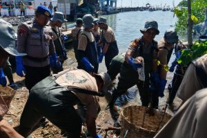 Polres Gresik bersama masyarakat melaksanakan aksi bersih pantai di Desa Kramat, Kecamatan Bungah, Kabupaten Gresik.