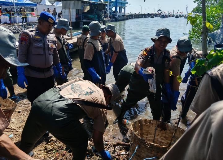 Polres Gresik bersama masyarakat melaksanakan aksi bersih pantai di Desa Kramat, Kecamatan Bungah, Kabupaten Gresik.