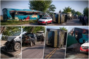 Petugas mengevakuasi kendaraan usai kecelakaan beruntun di akses Jembatan Suramadu Bangkalan.