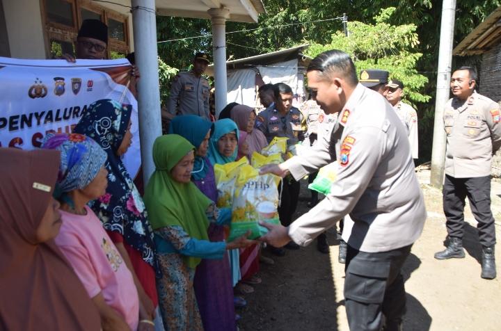 Kapolres Bondowoso membagikan beras SPHP kepada warga Desa Curahpoh pada Hari Bhayangkara ke-80.