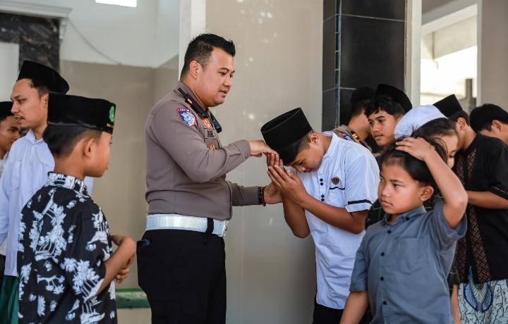 Satlantas Polres Jember menyerahkan bantuan sembako kepada anak yatim di Yayasan Panti Asuhan Mambaul Ulum dalam rangka Hari Bhayangkara ke-80.