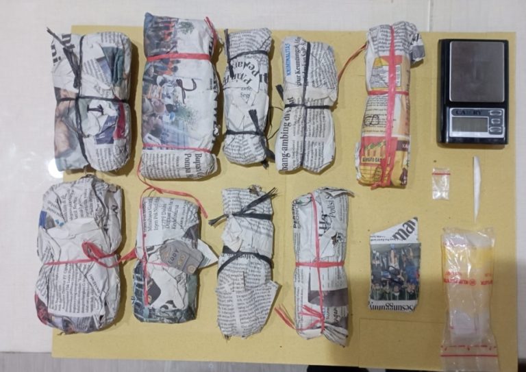 Petugas Satresnarkoba Polrestabes Surabaya mengamankan tersangka kurir ganja dan sabu beserta barang bukti.