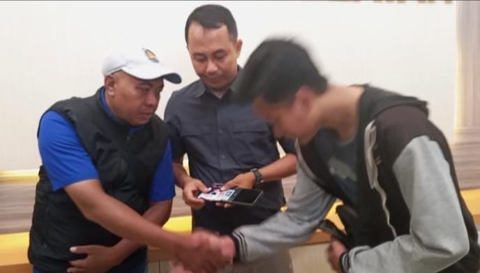 Petugas Samsat Surabaya Selatan memberikan keterangan terkait penyelesaian dugaan pencurian handphone milik pemohon wajib pajak melalui mediasi.