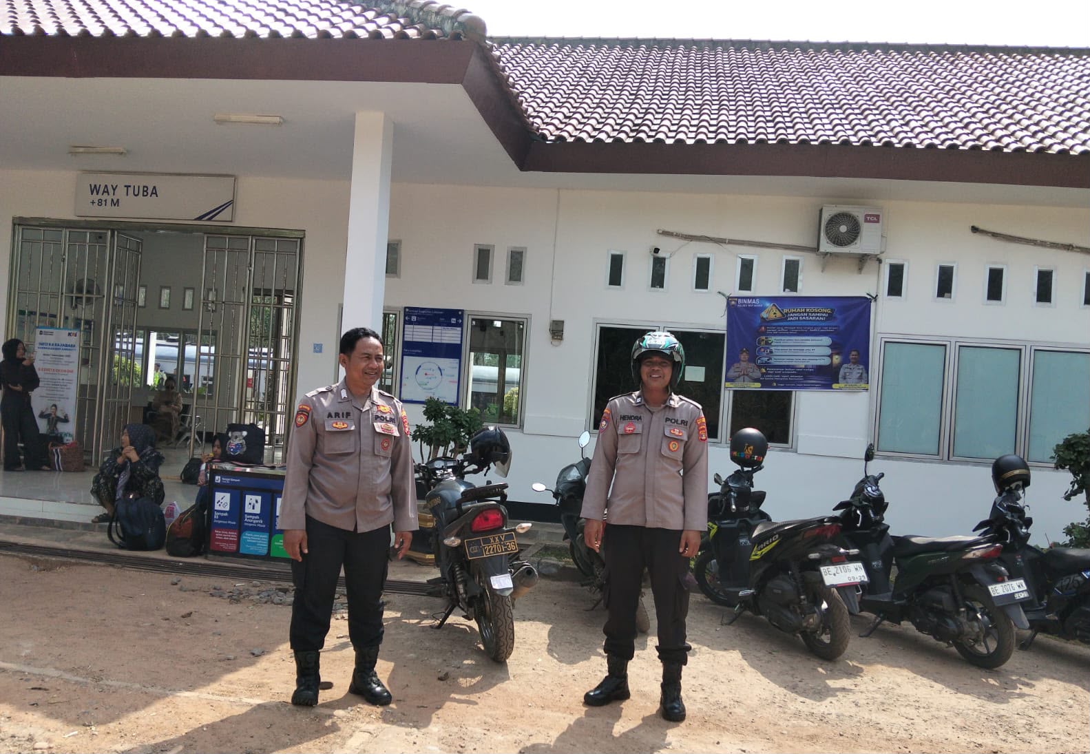Personel Polsek Way Tuba melaksanakan patroli KRYD di Stasiun KAI Kampung Way Tuba Kabupaten Way Kanan.