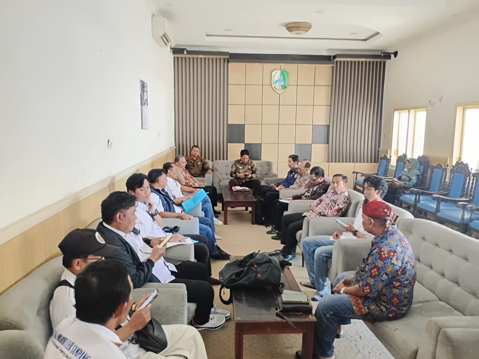 Ketua Media Center Sampang menyampaikan evaluasi terhadap kinerja Tim Satgas MBG Kabupaten Sampang saat audiensi di Pendopo Trunojoyo II.