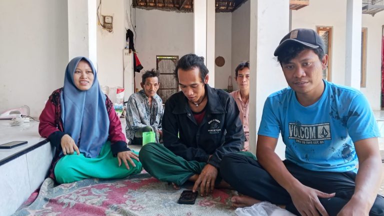 Keluarga tersangka kasus pengeroyokan di Bangkalan menyampaikan keterangan kepada awak media terkait proses hukum yang sedang berjalan.