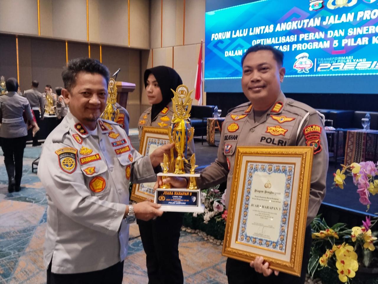 Kasat Lantas Polres Way Kanan menerima penghargaan pada Forum LLAJ Provinsi Lampung Tahun 2026 di Bandar Lampung.