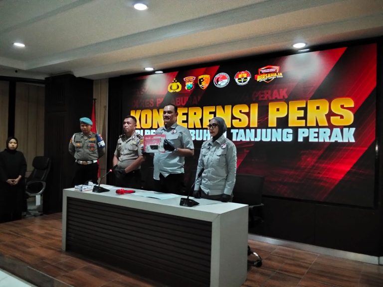 Satresnarkoba Polres Pelabuhan Tanjung Perak menunjukkan tersangka kurir sabu residivis beserta barang bukti 12,18 gram sabu di Surabaya