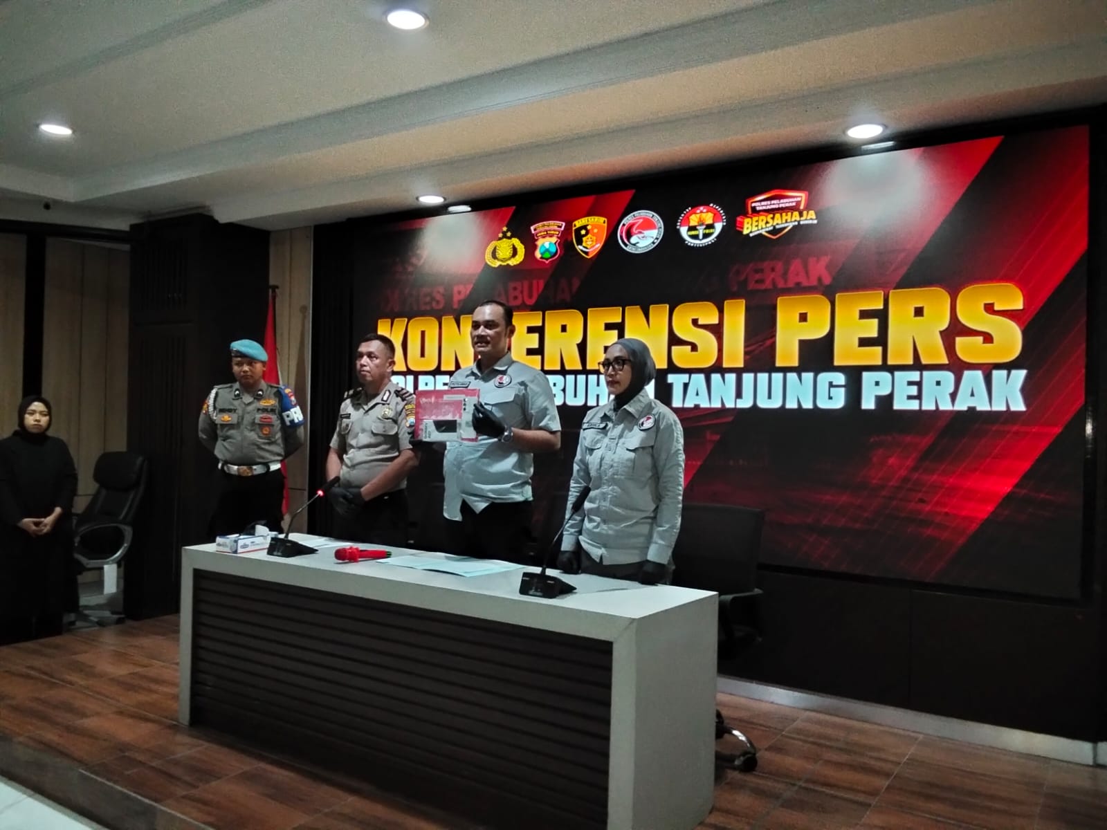 Satresnarkoba Polres Pelabuhan Tanjung Perak menunjukkan tersangka kurir sabu residivis beserta barang bukti 12,18 gram sabu di Surabaya
