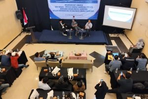 Ketua MCS dan Penasihat PWI Sampang Fathor Rahman menyampaikan kritik dalam forum SKK Migas dan MedcoEnergi di Hotel Panglima Sampang.