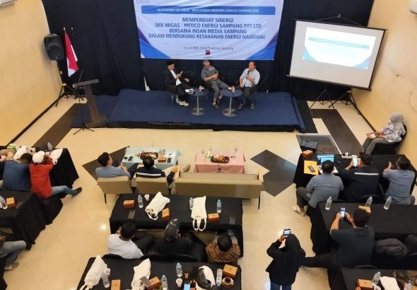 Ketua MCS dan Penasihat PWI Sampang Fathor Rahman menyampaikan kritik dalam forum SKK Migas dan MedcoEnergi di Hotel Panglima Sampang.