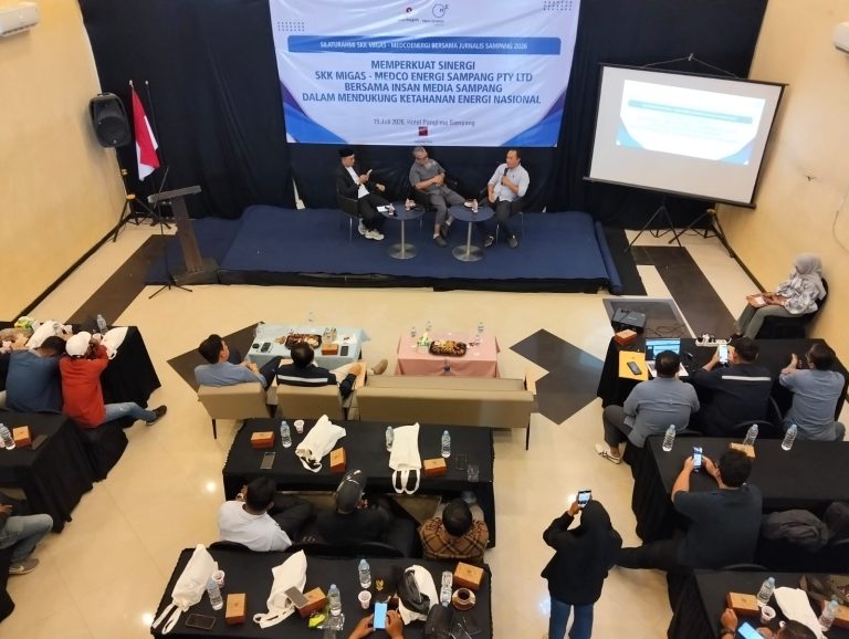 Ketua MCS dan Penasihat PWI Sampang Fathor Rahman menyampaikan kritik dalam forum SKK Migas dan MedcoEnergi di Hotel Panglima Sampang.