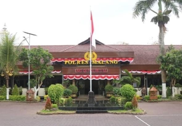 Ketua Umum AMI Baihaki Akbar menyampaikan sikap terkait penangguhan penahanan terduga pelaku dugaan pencabulan santriwati di Ponpes Al Falah Bantur.