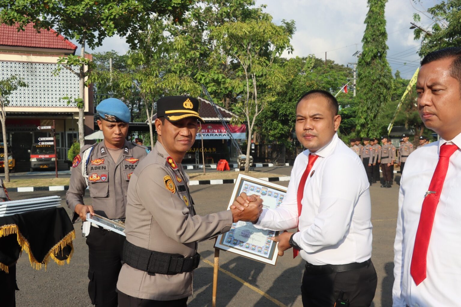 Kapolres Sampang AKBP Hartono menyerahkan penghargaan kepada Kasat Reskrim Iptu Nur Fajri Alim atas keberhasilan mengungkap kasus pencabulan anak dan sindikat curanmor.
