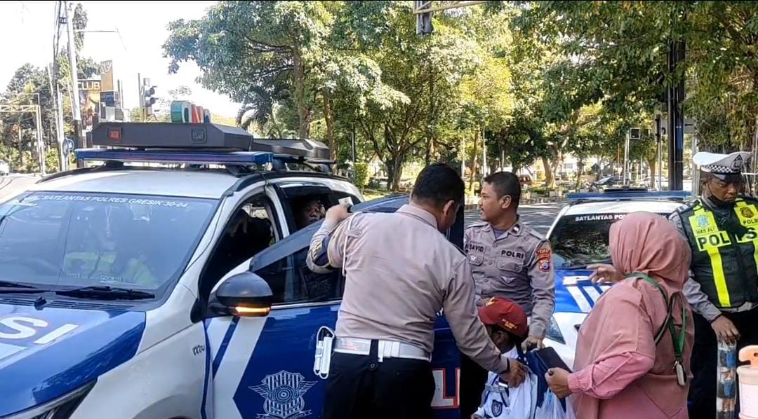 Personel Satlantas Polres Gresik mengantarkan siswa SD yang tersesat hingga kembali ke rumah dan bertemu orang tuanya.
