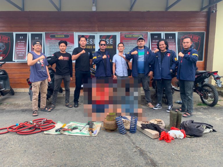 Personel Satreskrim Polres Way Kanan menunjukkan dua tersangka DPO dan barang bukti kasus pencurian rel PT KAI di Mapolres Way Kanan.
