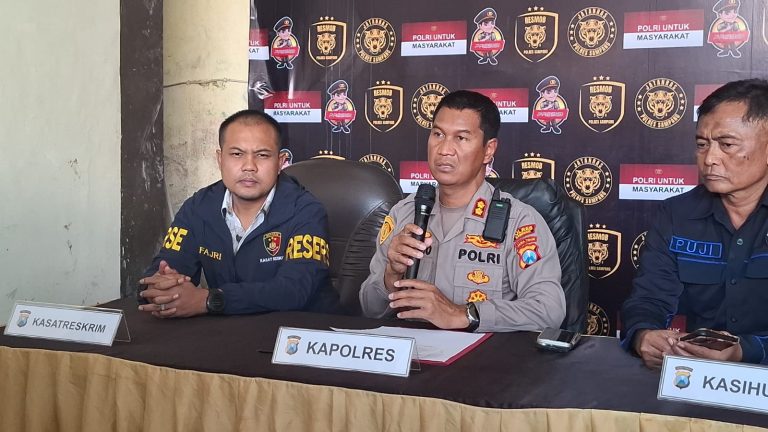 Kapolres Sampang AKBP Hartono bersama jajaran Satreskrim saat menyampaikan konferensi pers pengungkapan kasus dugaan persetubuhan dan pencabulan terhadap anak di Mapolres Sampang.