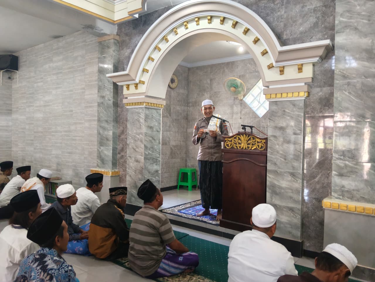 Personel Satbinmas Polres Sampang memberikan edukasi kamtibmas dan pencegahan kekerasan seksual kepada jemaah usai Safari Sholat Jum'at di Masjid Al Furqon, Kecamatan Camplong.