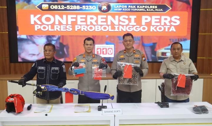 Kapolres Probolinggo Kota AKBP Rico Yumasri menunjukkan barang bukti dan tersangka kasus pembunuhan yang jasad korbannya ditemukan di kawasan Pantai Pilang.