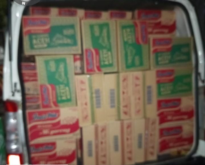 Kasat Reskrim Polres Batu menunjukkan tersangka dan barang bukti kasus pencurian gudang distributor makanan di Kota Batu.