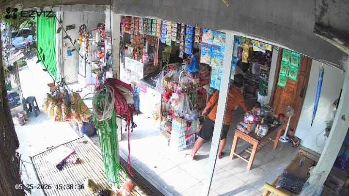 Satreskrim Polres Bangkalan menangkap pelaku pencurian HP milik Kepala Desa Tlokoh berdasarkan rekaman CCTV.