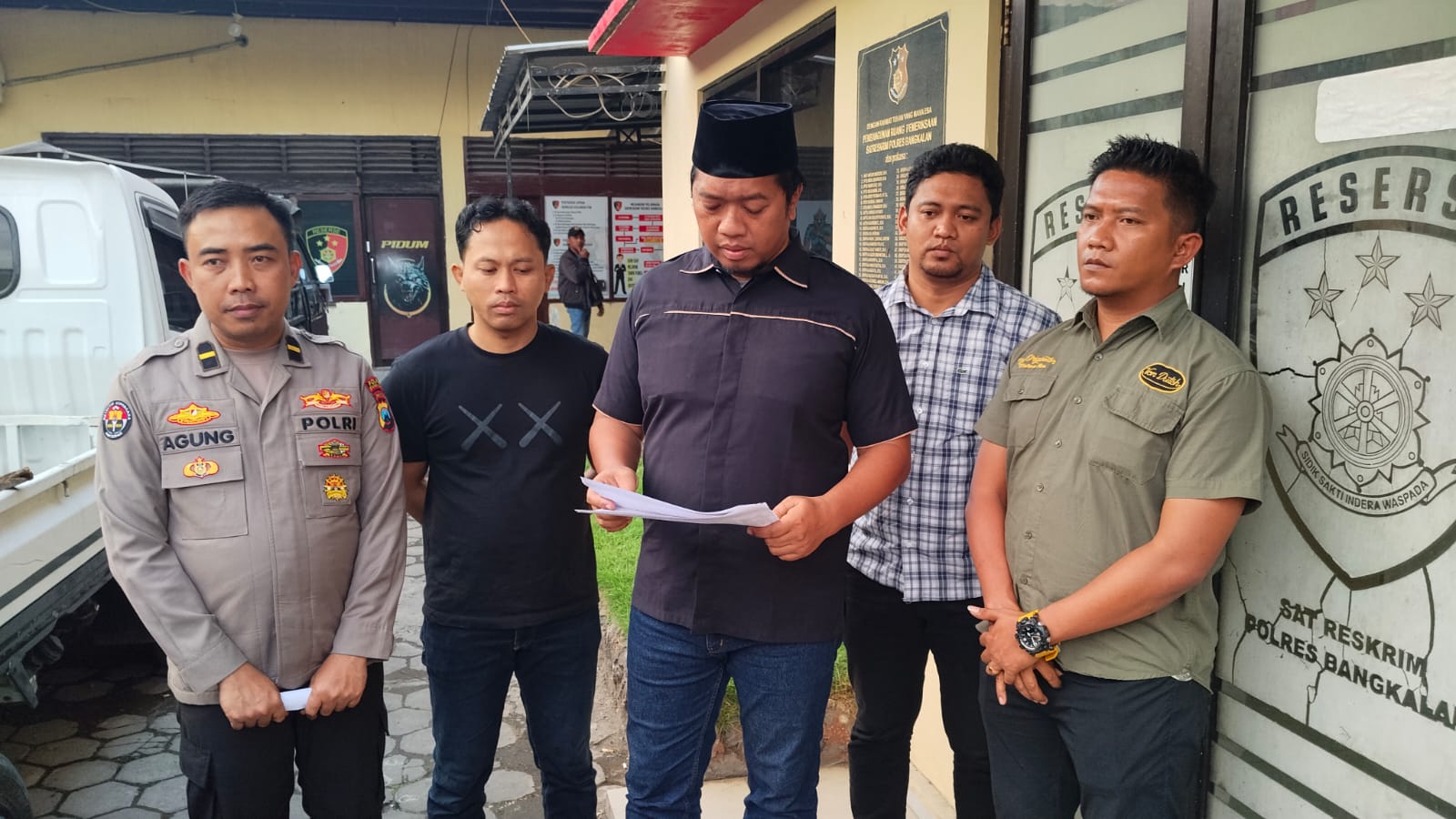 Konferensi pers Satreskrim Polres Bangkalan mengungkap kasus dugaan pemerkosaan terhadap anak di bawah umur dengan tiga tersangka.