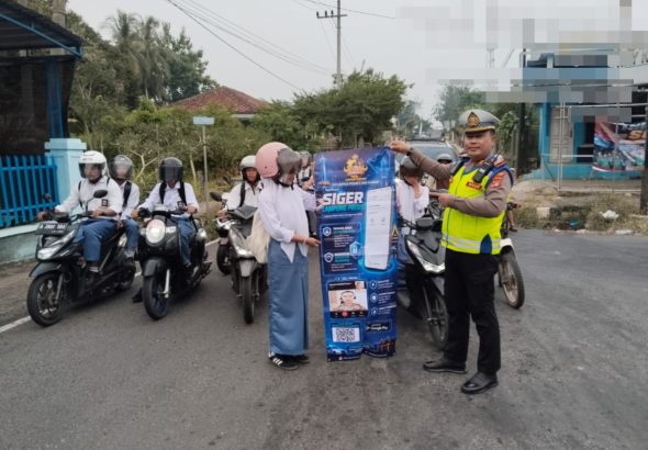 Kasat Lantas Polres Way Kanan bersama personel memberikan sosialisasi aplikasi Siger Lampung Presisi kepada pengguna jalan di Simpang 4 Negeri Baru.